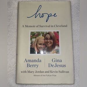 HOPE A Memoir Of Survival In Cleveland Book Amanda Berry | Gina DeJesus Pulitzer